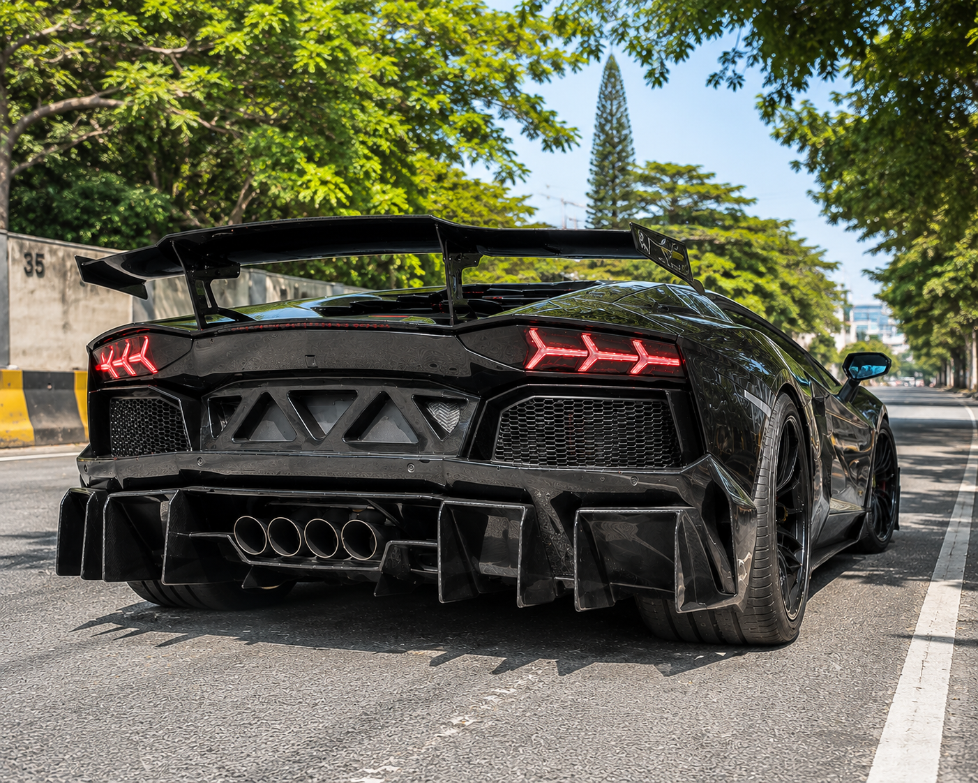 Carbon Fiber Rear Diffuser with fins - Lamborghini Aventador LP700