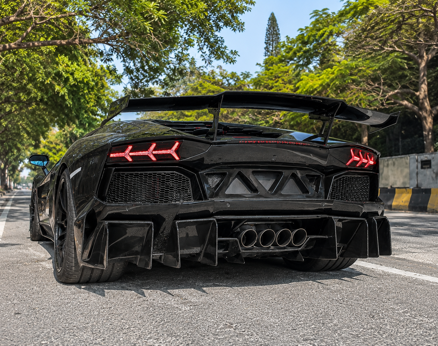 Carbon Fiber Rear Diffuser with fins - Lamborghini Aventador LP700