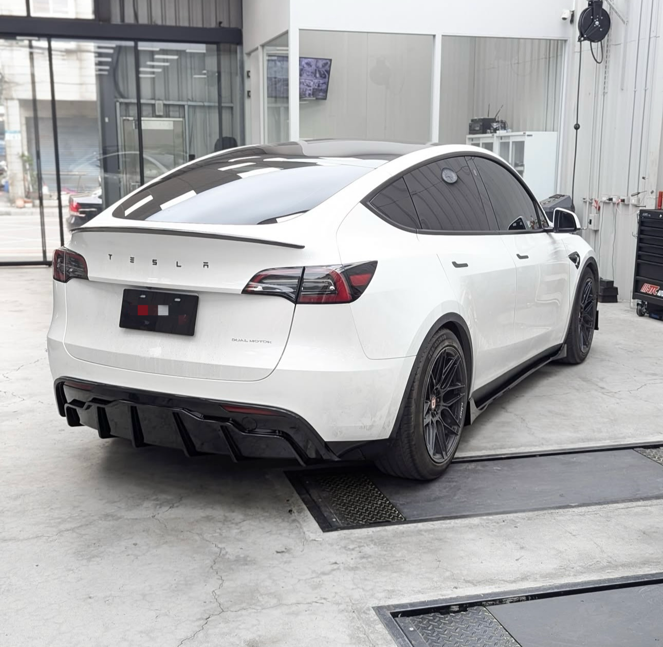 Tesla Model Y Gloss Black Body Kit