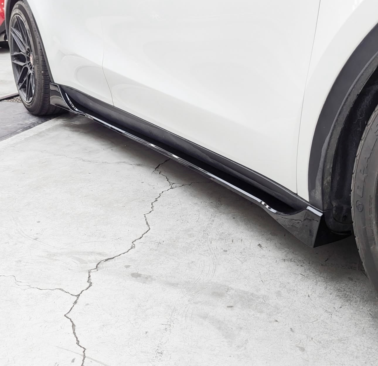 Tesla Model Y gloss black side skirts
