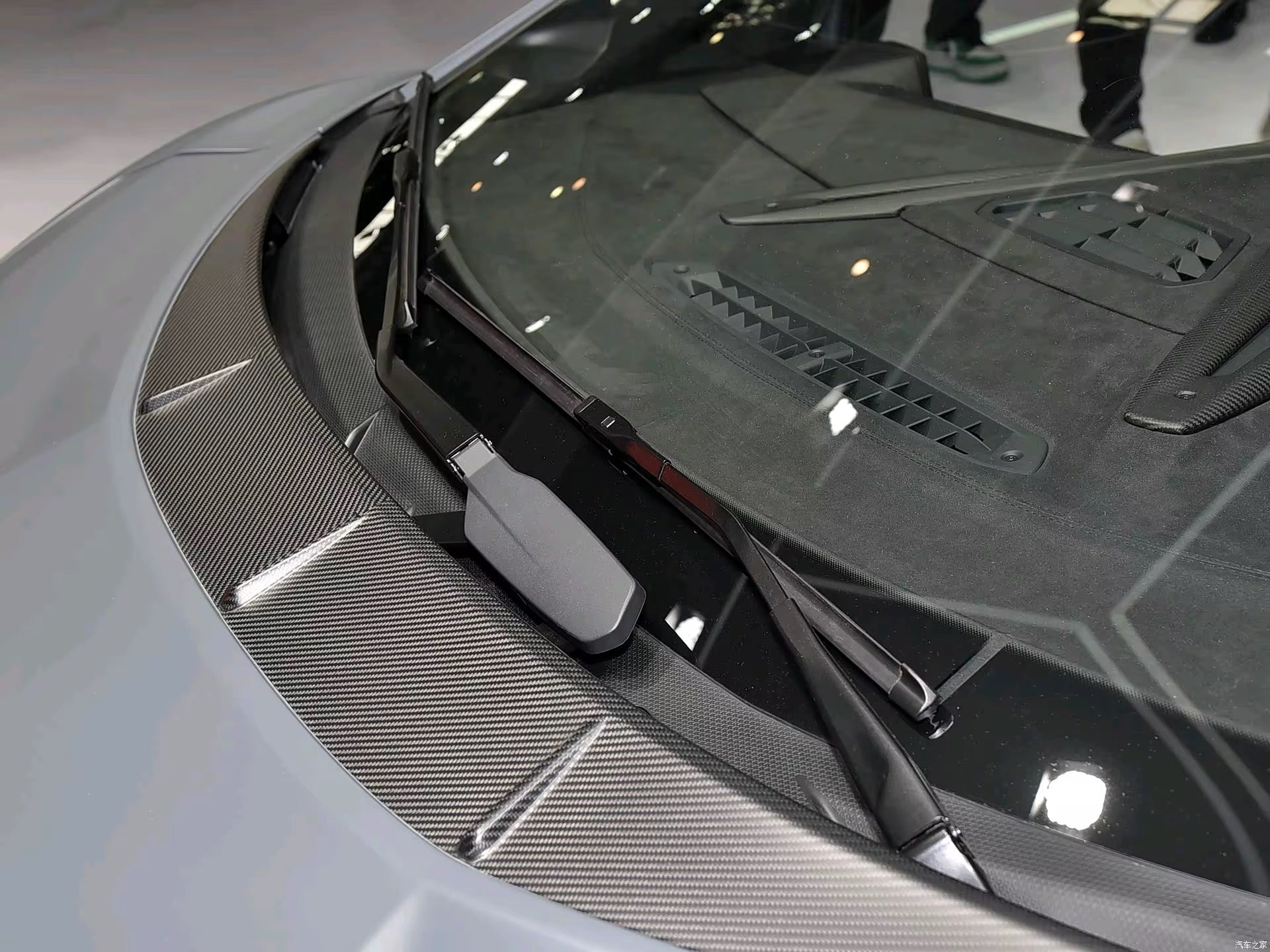 Lamborghini Revuelto Carbon Fiber Front Hood Trim - Exotics Carbon Design