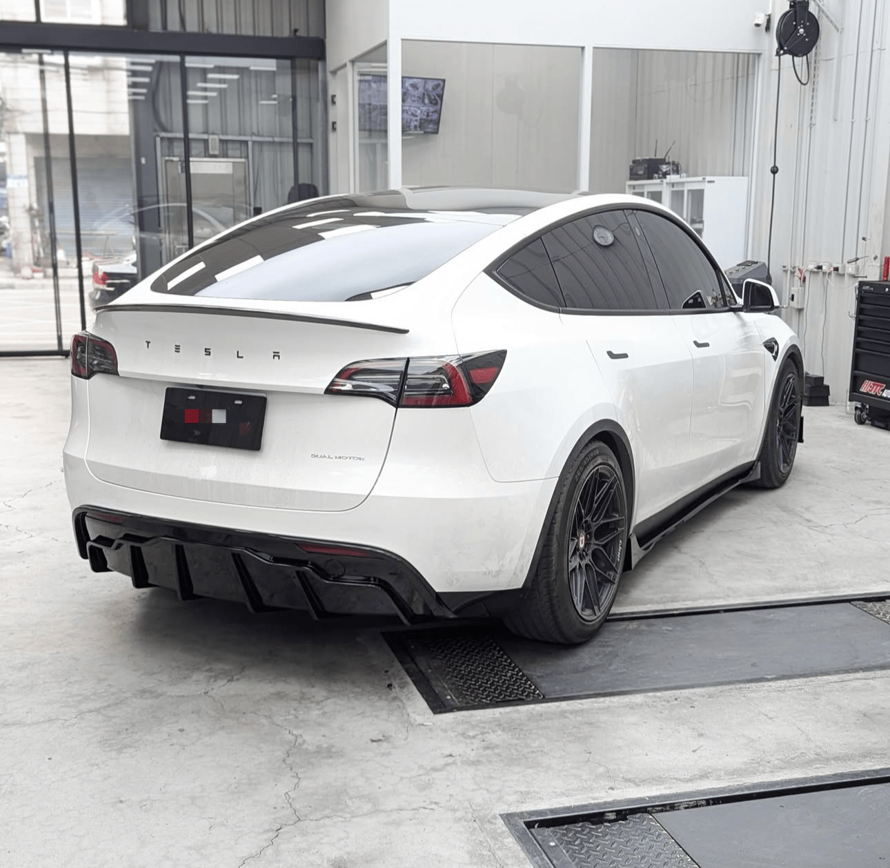 Tesla Model Y (2020 - 2024) - Gloss Black Aero Full Body Kit - Exotics Carbon Design